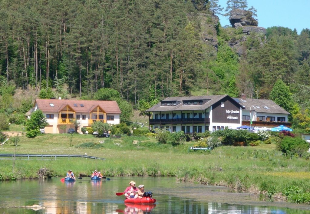 Cafe Pension Krems mit Kajakfahrern auf der Wiesent