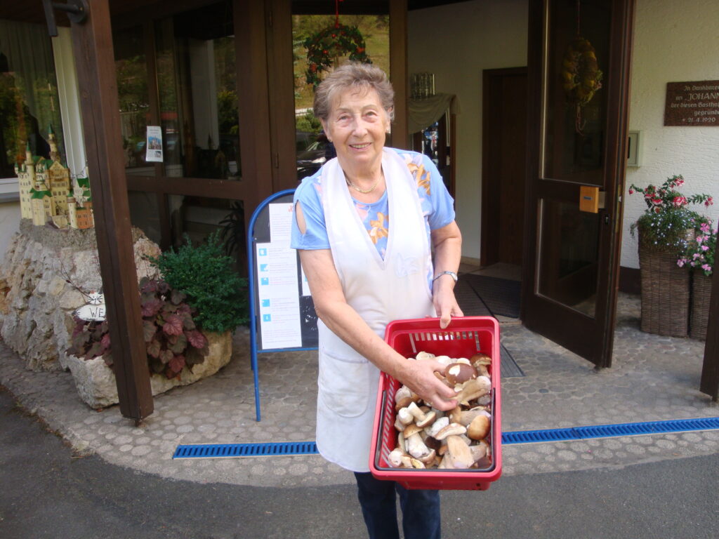 Johanna Krems präsentiert Steinpilze