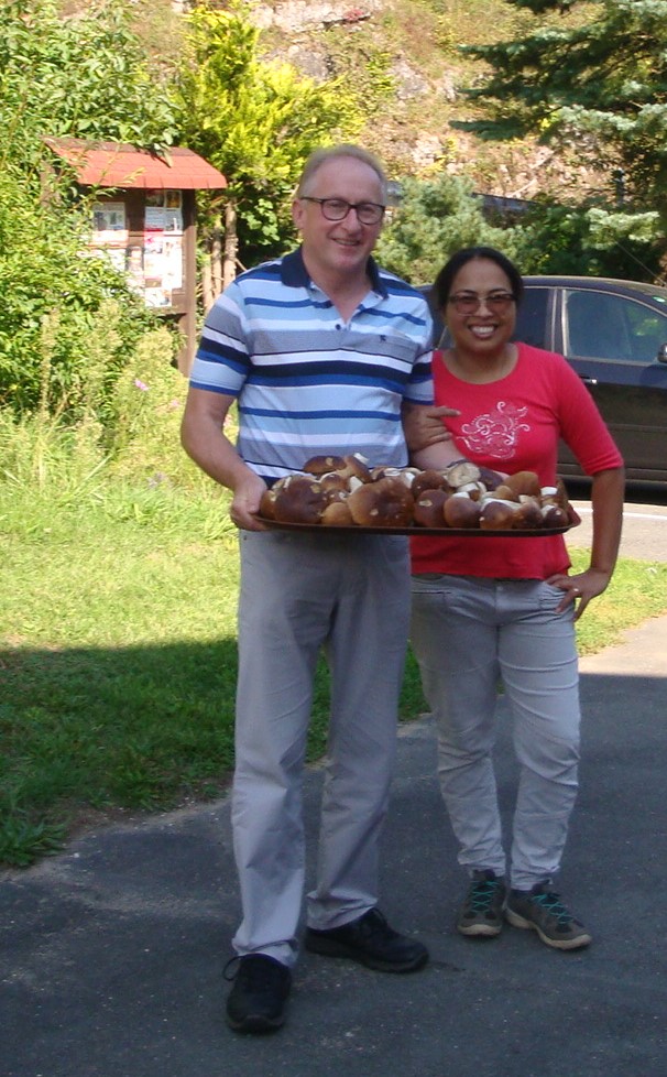 Joachim und Phenachan bieten ihren Gästen am liebsten regionale Speisen zum Verzehr.